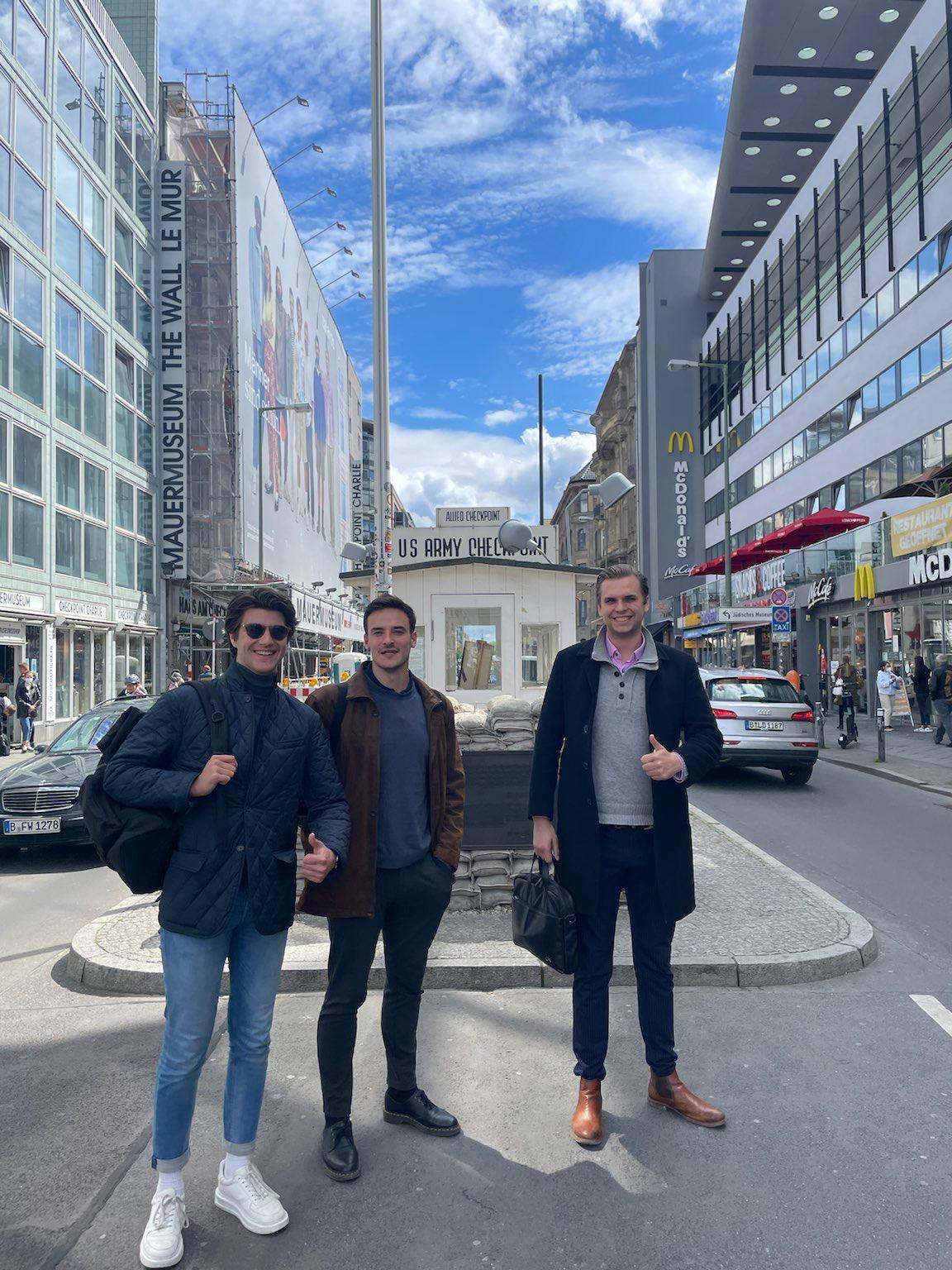 Leopold Anklam, Johannes Thalhammer und Ben Barenhoff in Berlin am Tag der Gründung
