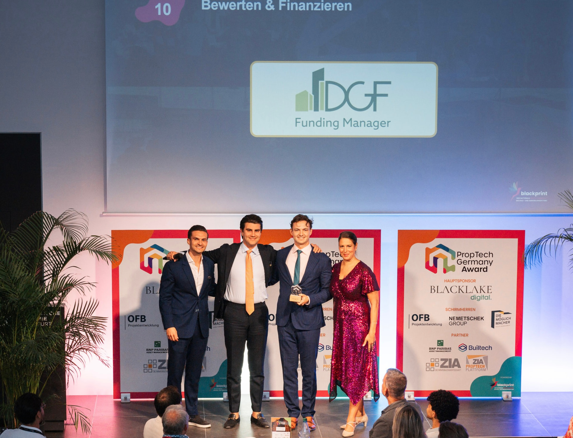 Verleihung des PropTech Germany Awards an den Funding Manager auf der Bühne in Frankfurt