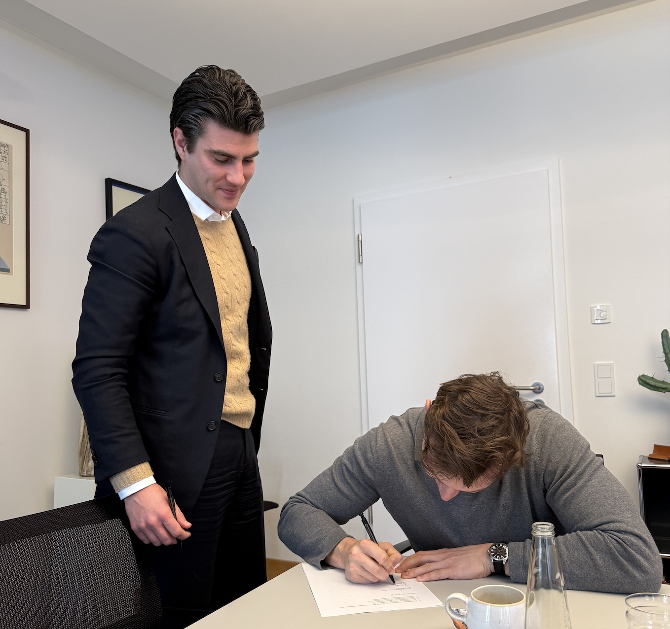 Unterzeichnung der Gründungsurkunde der Funding Manager GmbH beim Notar